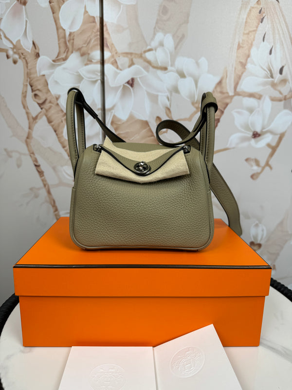 HERMÈS Mini Lindy II Beige Marfa (8Q) Clemence Palladium hardware W (2024)